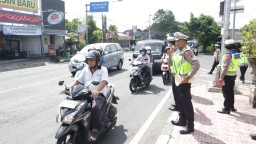Hari Pertama Ops keselamatan Agung 2024, Polresta Beri Imbauan Kepada Pengendara Di TL Uma Anyar