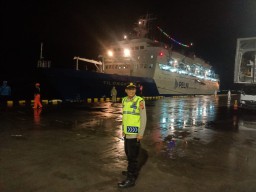 Personil Polsek Benoa Attensi Kedatangan Kapal Penumpang Dini Hari.