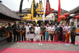 Simakrama Pangdam IX/Udayana Dengan TokSimakrama Pangdam IX/Udayana Dengan Tokoh Agama dan Adat