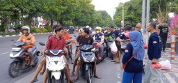 Komunitas Kawasaki ZX130 Jawa Timur bagikan ratusan takjil di Surabaya