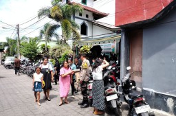 Menjaga Kelancaran Ibadah Umat Kristiani Polsek Denbar Berikan Pengamanan Paskah Jumat Agung