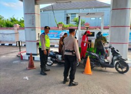 Lakukan Patroli Dialogis Polsek Denbar Antisipasi Praktek Kecurangan Di SPBU