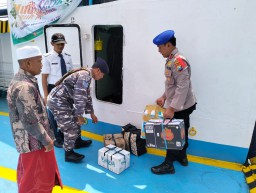 Subsatgas Polairud Bantu Pemudik Angkut Barang Bawaan