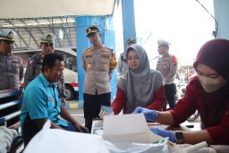 Cegah Kecelakaan Saat Arus Balik Lebaran ,Kapolres Situbondo Pantau Tes Urine Sopir Pastikan Bebas Narkoba