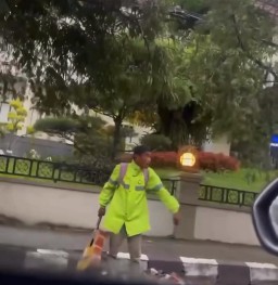 Polisi Amankan Pria Yang Sempat Viral Di Media Sosial Pria Bawah Gitar Pukul Pengendara Dijalan
