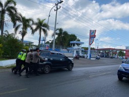 Polisi Bantu Dorong Mobil Pemudik Mogok Kehabisan BBM di Jalan Raya