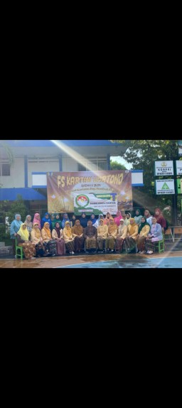 Kepala Sekolah bersama Dharma Wanita SMPN 15 Memperingati Hari Kartini