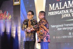 Pj Gubernur Jatim Raih PWI Jatim Award 2024