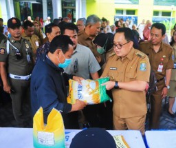 Pj. Gubernur Adhy Pastikan Stok dan Harga Bahan Pokok di Jatim Stabil