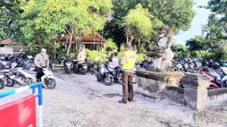 Personel Ops Ketupat Agung 2024 Polresta Denpasar Pengamanan wisatawan Menuju Pelabuhan
