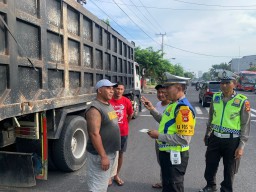 Ops Ketupat 2024 : Pos Yan Terminal Ubung Lakukan Penyekatan Terhadap Truk Di Jalur Mudik