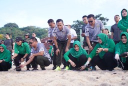 KASAD Bersama Peserta Apel Dansat, Melepas Tukik di Pantai Pandawa