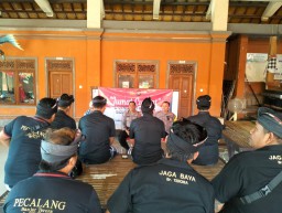 Polsek Kuta Selatan Gelar Jumat Curhat di Balai Banjar Terora Bahas situasi Kamtibmas dan Konfrensi