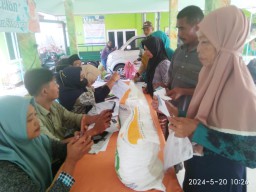 165 Warga Balongmacekan Terima Bantuan Beras