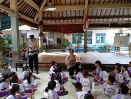 Melalui Program Sahabatku Polisi, Dekatkan Polsek Denbar Dengan Anak Sejak Usia Dini