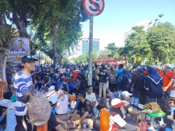 Ribuan Masyarakat Surabaya Menonton Surabaya Vaganza 2024