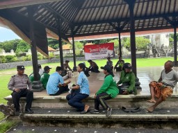 Polsek Kuta Selatan Gelar Jumat Curhat di Desa Kutuh, Bahas Kenakalan Remaja dan Peran Orang Tua