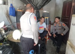 Jenguk Anggotanya Yang Sakit Kapolsek Denpasar Barat Wujudkan Empati Serta Kepedulian