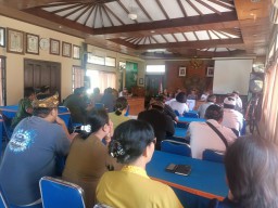 Sambang Kamtibmas Polresta Denpasar: Sosialisasi UU ITE, Pencegahan Narkoba, dan KDRT di Desa Sanur