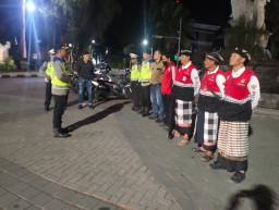 Pantau Kerawanan Malam Minggu Kapolsek Denbar Pimpin Apel Kesiapan Wujudkan Situasi Kamtibmas Kondusif
