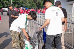 Pegadaian Ajak Pecinta Bola Bersih-Bersih Stadion Usai Laga Indonesia VS Irak