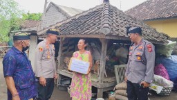 Minggu Kasih: Kapolres Jembrana Serahkan Bantuan Sembako kepada Masyarakat Yang Kurang Mampu 
