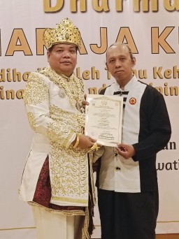 Maharaja Kutai Mulawarman Anugrahkan Kanjeng Pangeran Arya Senopati kepada Bagus Mpu batu
