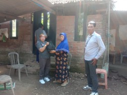 Sebagai Bentuk Kepedulian, Kaperwil Bali Media Jurnalpolisi.co.id Serahkan Bantuan Paket Sembako kepada Warga Masyarakat