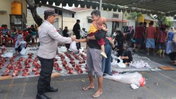Idul Adha 1445 H Polresta Denpasar Bagikan Daging Qurban untuk Masyarakat