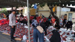 Pastikan Kegiatan Pembagian Daging Qurban Berjalan Dengan Aman, Personel Polresta Denpasar Lakukan P