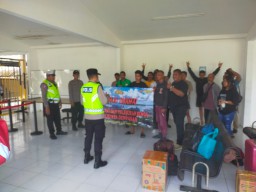 Polsek Benoa Gelar Jumat Curhat Dengan Penumpang Kapal Pelni