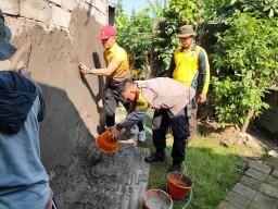 Menyongsong Hari Bhayangkara Ke-78, Polsek Denbar Polresta Denpasar Bedah Rumah Tak Layak Huni