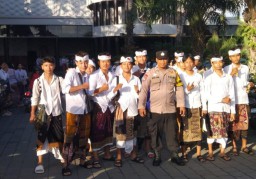 Ciptakan Situasi Aman Kondusif, Bhabinkamtibmas Polsek Denbar Atensi Kelulusan Siswa SMP