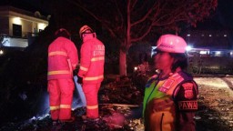 Datangi Lokasi Kebakaran BLP Polsek Denbar Melakukan Langkah tentang adanya kebakaran