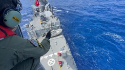 Crew Helikopter HS-1305 Berlatih Bersama Kapal Perang Turkiye TCG Bandirma F-502