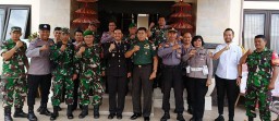 Sambut HUT Bhayangkara ke 78, Danramil 1611-07 Denpasar Barat Kunjungi Polsek Denbar