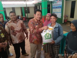 Di Simpang, Prambon Plh Bupati Sidoarjo Berikan Bantuan Beras Ke 256 KPM