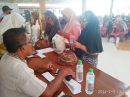 Dua Ratus Enam Puluh Lima KPM Gedangrowo Terima Bantuan Beras Plh Bupati Sidoarjo