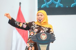 Khofifah Imbau Masyarakat Tak Tergiur Godaan Berjudi Lewat Gadget