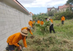 Bhabinkamtibmas Polsek Denbar Kerja Bakti Bersama Warga dalam Rangka Minggu Bersih