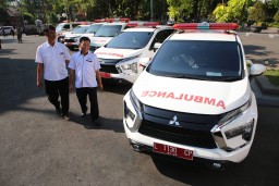 Walikota Surabaya Luncurkan 1 Kelurahan 1 Ambulance