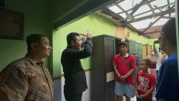 Plt. Bupati Subandi Bantu Perbaikan Rumah Terbakar di Desa Semambung, Wonoayu