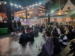 Antusias Masyarakat Surabaya Luar Biasa Nonton Tinju Di Alun Alun Surabaya