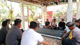 Polsek Dentim Gelar Jumat Curhat di Pura Luhur Dalem Muter Jagad Kesiman