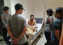 Wujud Empati Serta Peduli, Kapolsek Denbar Jenguk Anggotanya Yang Mengalami Laka Lantas