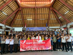 Berikan Edukasi Polwan Goes to School di SMP Negeri 10 Denpasar jelang Hari Jadi Polwan ke-76