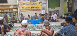 Polresta Denpasar Gelar 'Jumat Curhat' Bersama Warga Muslim di Mushola Kelurahan Sanur