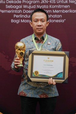Pj Bupati Pringsewu Terima Penghargaan Universal Health Coverage 2024