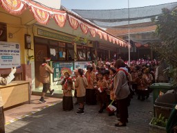SDN Kaliasin V Surabaya Memperingati Hari Pramuka dan Gelar Upacara Bendara dan lomba Baris - baris
