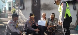 Peduli Kasih: Kapolsek Gilimanuk Berikan Bantuan Sembako kepada Warga Lansia di Lingkungan Samiana.